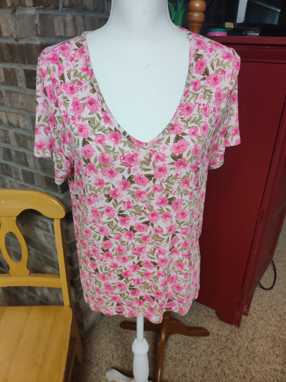 Old Navy Floral Pink V-Neck Women's Top, Size Medium